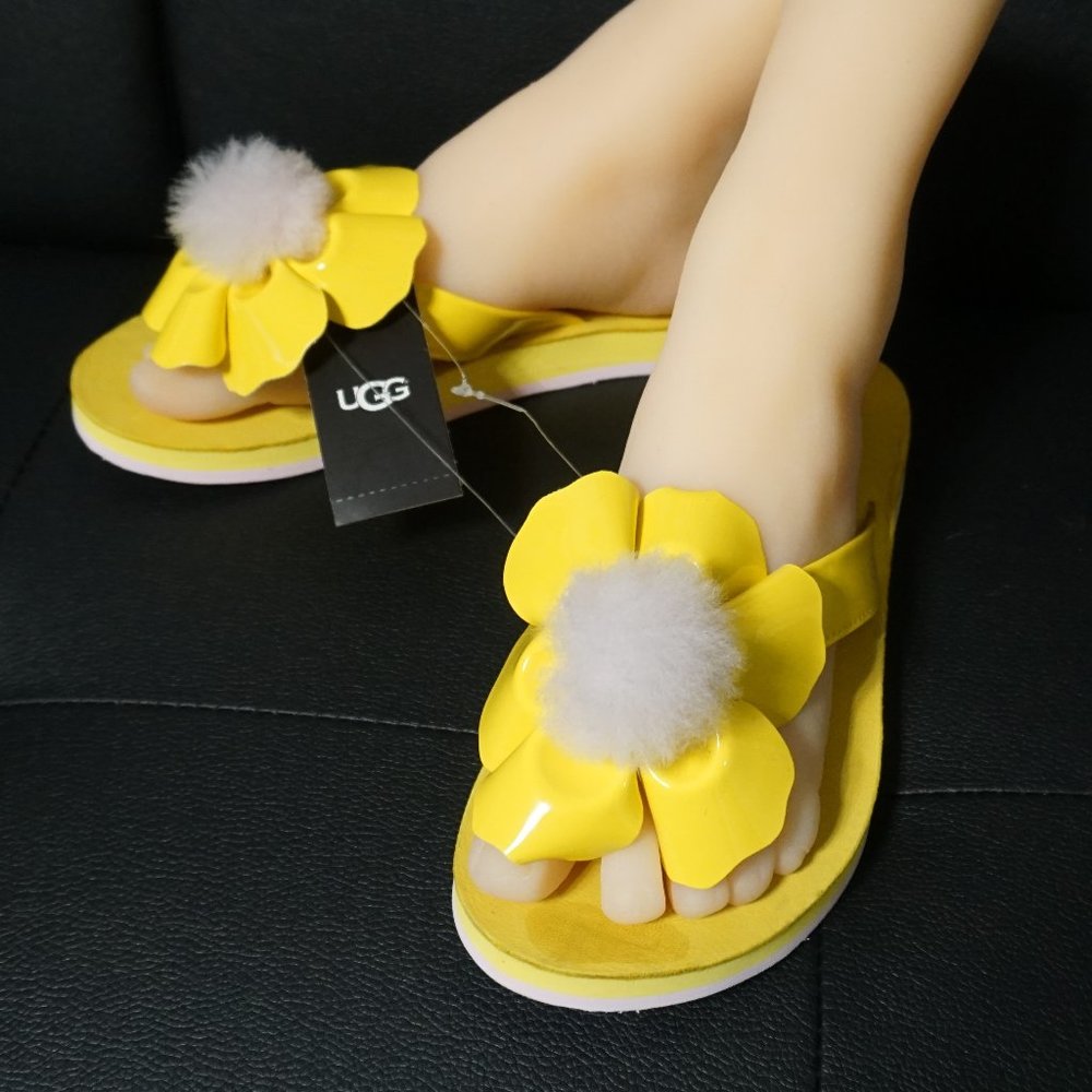 UGG Poppy Flower Flip Flops SZ. 7 NEW